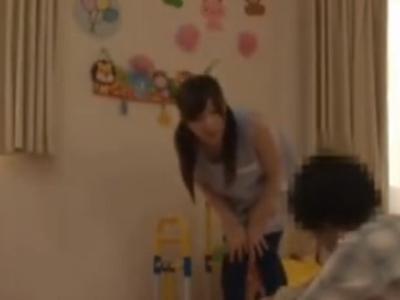 スケベそうな保育士と赤ちゃんプレイ。乳首を吸わせながらちんぽをシコシコと手コキしてあげる