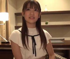 美人な大学生にコスプレさせてホテルのスイートルームで4Pセックス。3人の男に同時に責められて気持ちよくなっちゃう