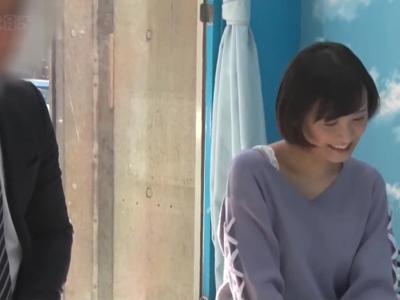 激カワな美少女がスマタしていたら濡れ濡れになりすぎてゴムを付けていない男性器がヌルっと入っちゃう