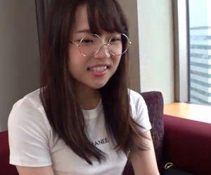 ヤリマン眼鏡美女と昼間のホテルでセックス。極太ディルドを咥えてイラマチオしちゃう