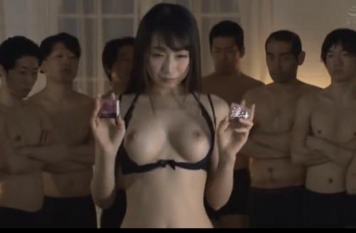 ⭐︎中出しセックス成功！巨乳美女　後ろにいる男たちに中出しセックスさせられる卑猥