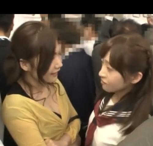 ○お母さんと娘の女子高生は痴漢されちゃう