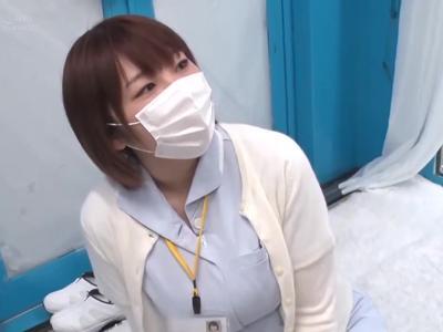 『イキそうですか？』ケガして一人エッチできない男性にエロそうなナースがお手伝いしてくれた