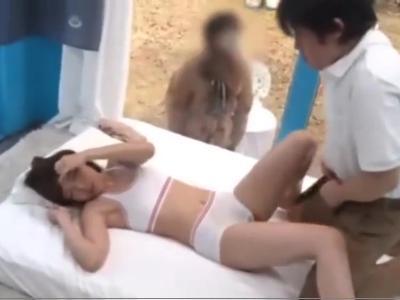 『本当に見えてないんですよね？』マジックミラー越しに愛する夫を見ながら他のチンポで不倫してしまう素敵な人妻