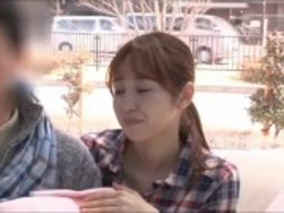 デカチンで悩む男性にスマタご奉仕する美形な主婦もだんだんと興奮して来てゴムを付けていないチンポ受け入れちゃう