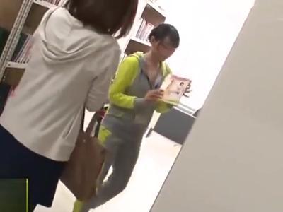 『ダメッ』図書館にいたかわいい女の子に悪戯　感じさせて濡れさせてから襲う