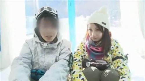 経験のない純粋な女性が雪山で、彼氏持ちの女の子に誘惑されて、セックスに及ぶ様子