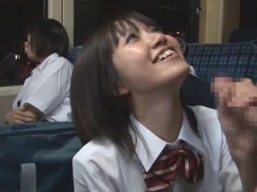 真面目そうな美少女が男を誘惑し、激しくキスして体を触り、性的にお願いする