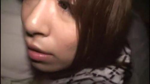 水着姿の少女が電マで感じて