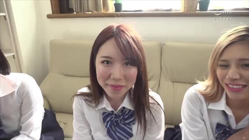 後ろ姿から美しい胸元を覗かせ密着セックスで至高に昇華する。