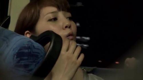 運転中、男は女性を犯し、彼女の尿を口にした