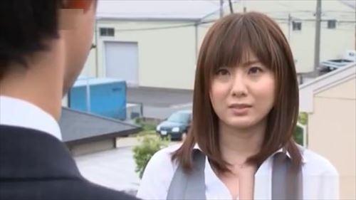 美貌の捜査官は今日もセクシーな装いで、痴漢の誘惑に身を投じる