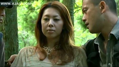 熟した女性たちの性的な野性が、森の小屋で燃え上がりました