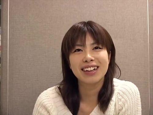 事務服のOLが羞恥に耐えながら、男の性器をじっと見つめる