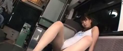 挑発的絶物：土手を擦りつける。