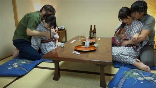 既婚女性を解雇し、コミュニティ組織に関する機密情報を提供し、父親をアルコール飲料で慰める。