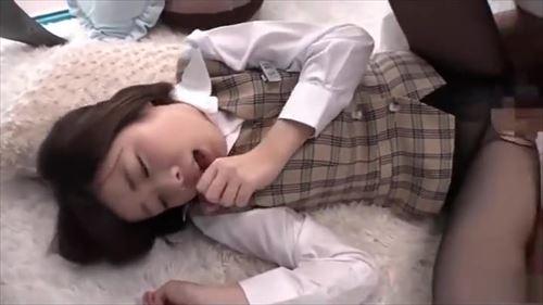 美しい白い肌の女性、パンストを下ろされ、全身を愛撫され、乱れる