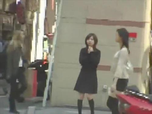 初対面で金持ちの女性を誘惑し、えっち的行為に及ぶ様子を写した動画