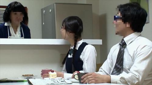 眼鏡をかけた美女が年上の男を誘惑して性行為に及ぶ。