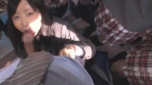 若い女性の姿に目を奪われた男は、欲望を満たそうとした