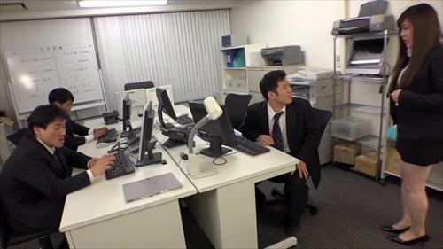 仰せなることを満たし、取引相手の丸いオフィス労働者を襲う。