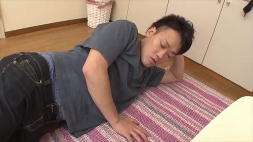 背の高い男性、新卒の学生を自宅に連れ帰り、性的行為