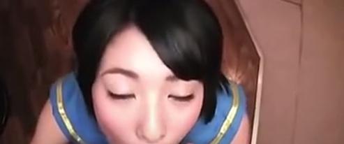美しい若い女性とウサギちゃんとくつろぎます。