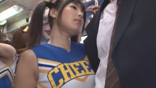 彼らのお酒の席で、美少女たちによる性的な行為
