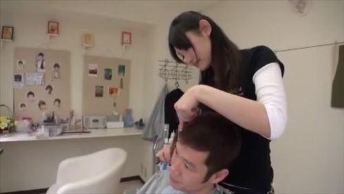 女性スタッフがマッサージ中に客の胸に密着