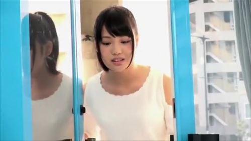 若きアイドルの純粋さを利用し、エッチ的ゲームを提案。電マと手マンで苦痛と快楽の狭間で、少女は限界を超え、潮を吹きまくる