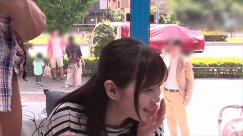夫と赤ちゃん無視で大きな男性器挿し動きで強烈な快感、反射鏡。