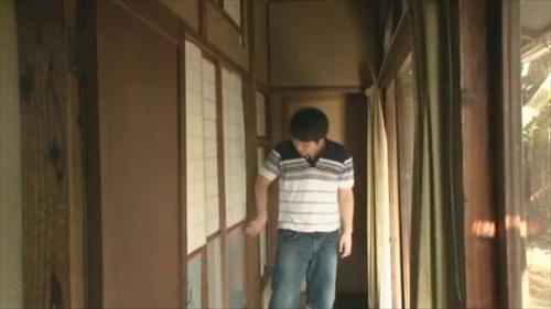 発見した大きな胸を持つ姉妹の子が夢中で押す。