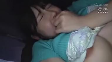 夜行バスで犯される黒髪素っ裸の学生！チンポを咥えられてイカされまくる!