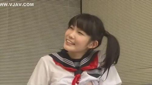 可愛らしい少女とセーラー服、お風呂で濡れ透き、興奮した表情で兄を誘惑