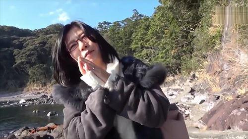 年上の女性が、肉体的な関係を求めて旅に出た