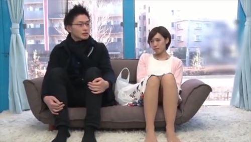 黒髪美少女をナンパし、性的要求を突きつけ、童貞君を元の相手にする