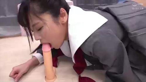 美少女の体は、謝礼の誘惑に負けてしまった。性的に敏感な反応を示し、ディルドで激しく乱れ、本物のチンポに抱かれるとすぐに絶頂に達した。