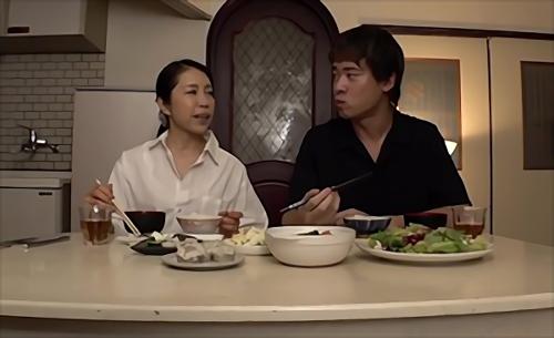 『奥山ゆら』突然夫が亡くなって息子とツーショット。仏壇の前で最愛の夫を心覚しながら自慰をしても晴れない心。息子に強く当たってしまう日もありまし！