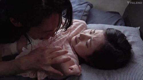 恩師にイカされる恋する若い女性