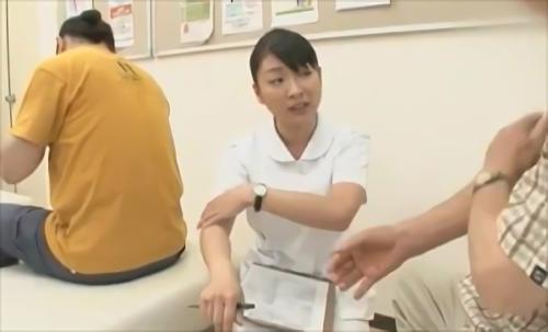 『フェラ抜き』上品奥様の自宅に潜入、マッサージが進むにつれて、肌に触れるチ〇ポ、やがて、そのチ〇ポが眼前に来た時に、嫌がりつつも徐々に受け入れ体！
