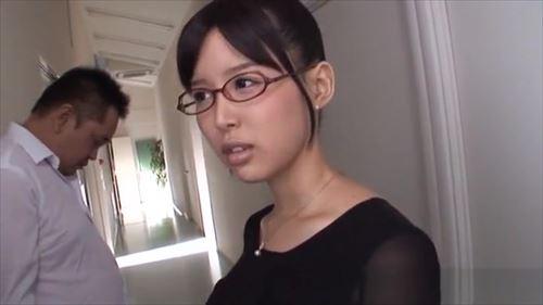 教師の女性は生徒たちを性的に興奮させるのが好き