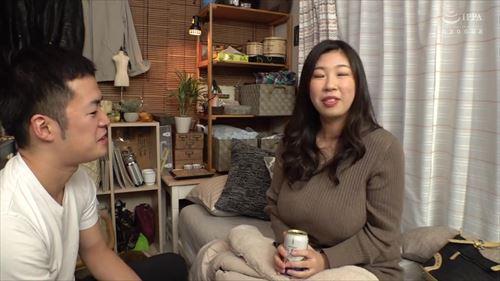 恵体の熟女、大森しずかの爆乳が溢れ、指先からこぼれ落ちる