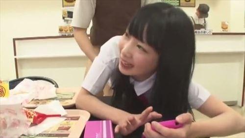 あの喫茶店、ヤバい雰囲気。制服の女の子、携帯に夢中。店員、大胆すぎる…