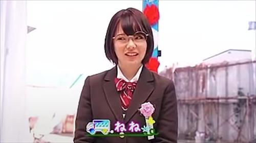 情欲の接吻でエキサイトし、指示によって錯乱する女性、学校の卒業式。