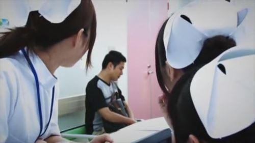 美しい看護師が患者の性器を触り、卑猥的行為をする