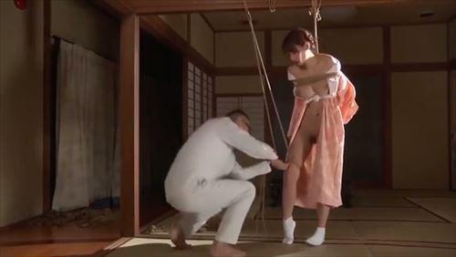 女たちは激しい欲望に駆られ、性濃いめ的な解放を味わっていた。