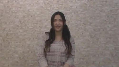 美しい女性が精力的に、雄大な性器を交互に舐め尽くす