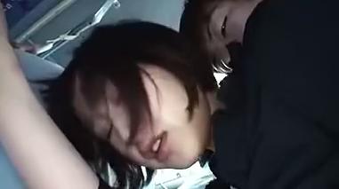 バス→乗合バスの中で若い女性を性犯罪する男、ボッキしたチンコをエレガントなお尻のほっぺに擦りつけ、生挿すHに持ち込む！