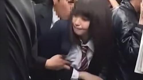 痴漢に悶えながら電マでカイカンを得て、声を殺してイキ果てる可憐な女子生徒。