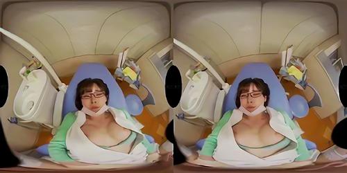 柔軟な胸に押し当てられる美人歯科清掃員のメガネボディ・・・、マスクをずらして耳元で「私とエッチなことしない？」と囁いて誘惑、彼女は患者のペニスにしゃぶりつき！